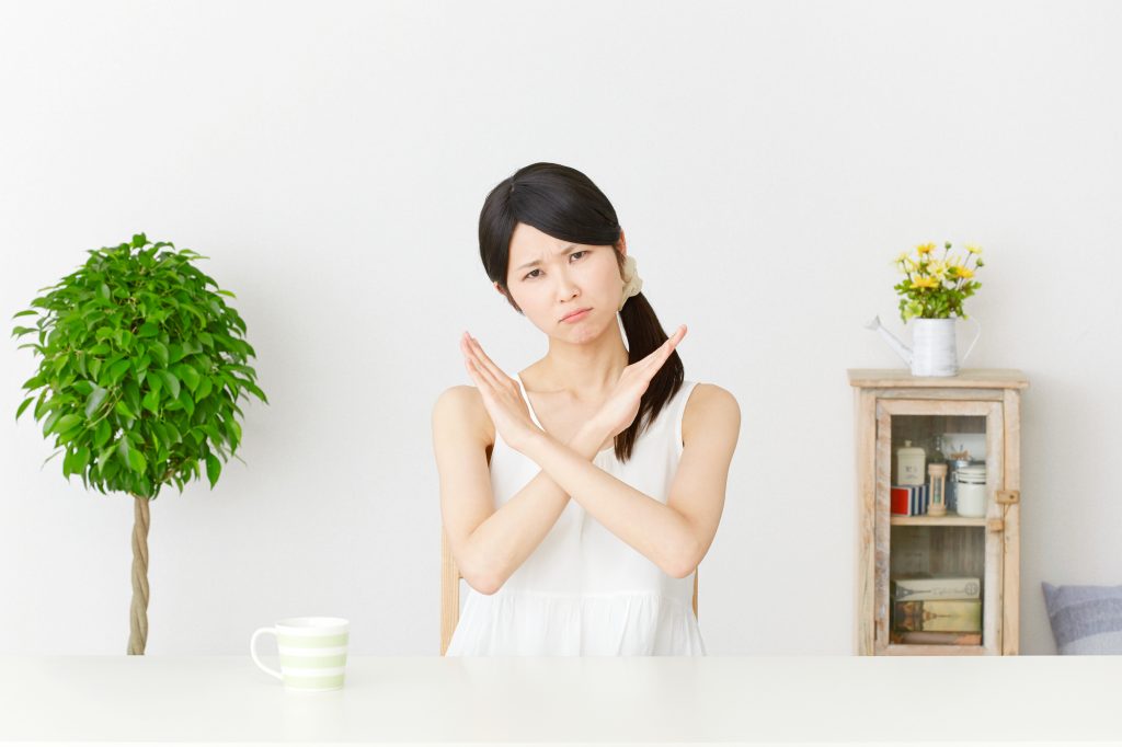 NGマークを示す女性