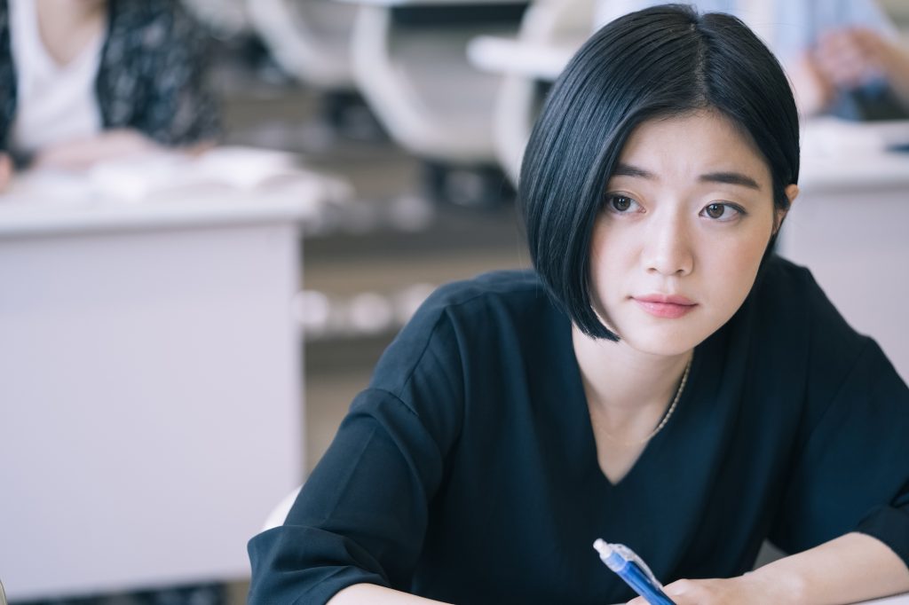 メモをとる女性
