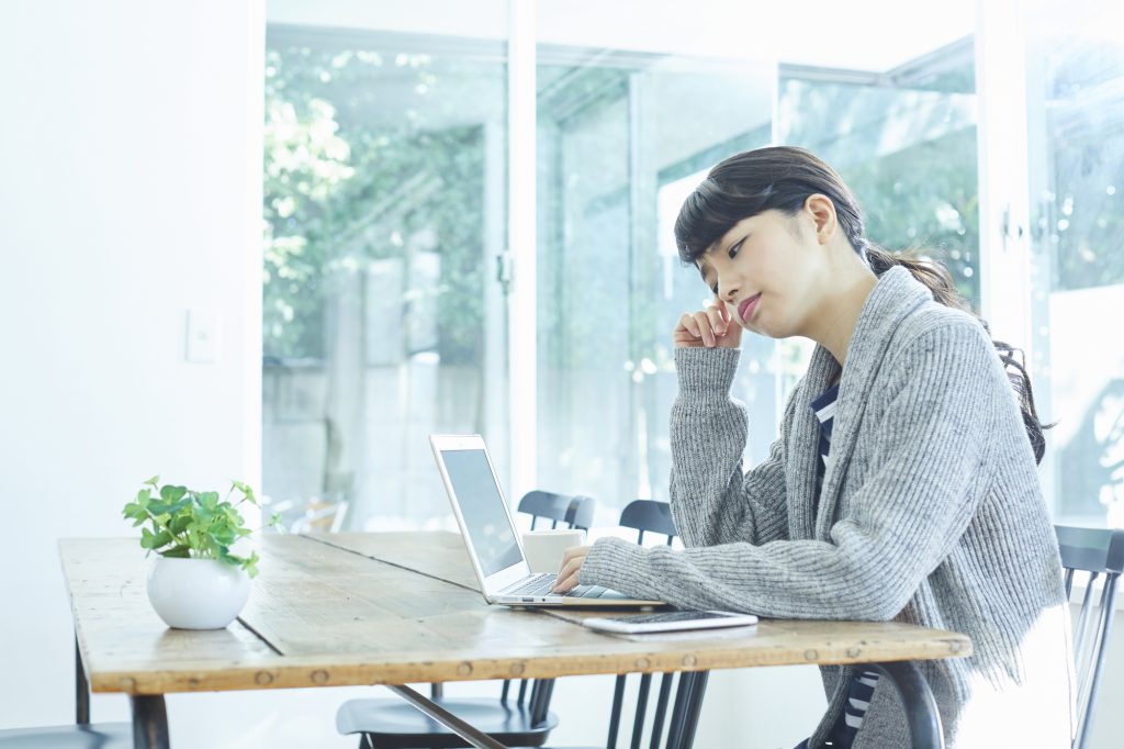 悩む パソコン 女性